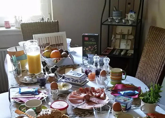 Uebernachten In Unseren Crutpracht Gaestezimmern Mit Grossem Bauernfruehstueck, Ab April 24 Auch In Der Duffel-scheune