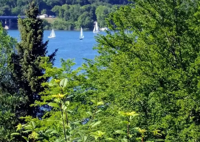 Uebernachten In Unseren Crutpracht Gaestezimmern Mit Grossem Bauernfruehstueck, Ab April 24 Auch In Der Duffel-scheune
